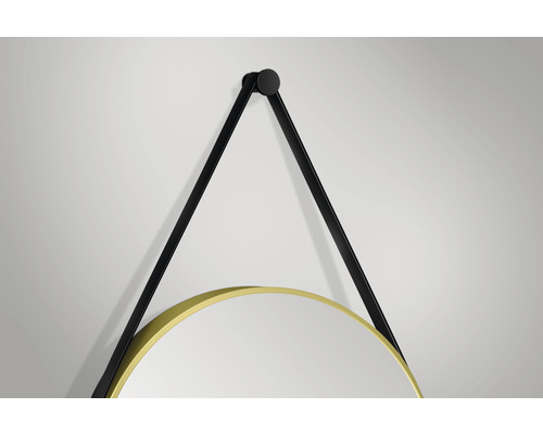 Detailansicht eines runden Wandspiegels mit schwarzem Aufhängeband und goldfarbenem Rahmen