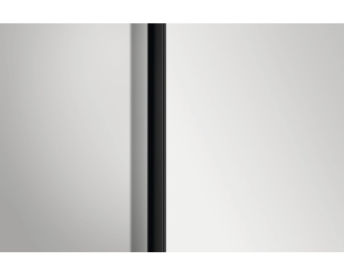 Detailansicht eines Spiegelschranks mit dunklem Rahmen