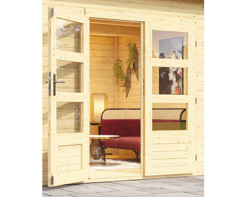 Offene Holztür zu einem Gartenhaus mit Sofa, Tisch und Dekoration