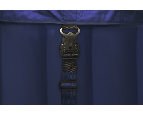 Detailansicht eines blauen Gepäckstücks mit Schnalle und Gurtband
