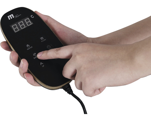 Person bedient Steuergerät für ein Massagegerät