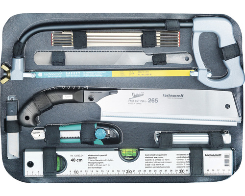 Werkzeugsatz mit Handsäge, Metallsäge, Cuttermesser und Wasserwaage in einer Werkzeugtasche