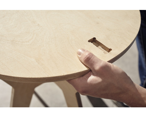 Table ronde en bois avec fente