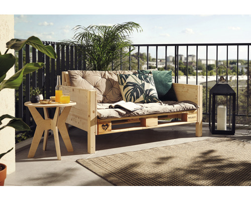 Palette en bois comme canapé d''extérieur avec coussins sur un balcon.