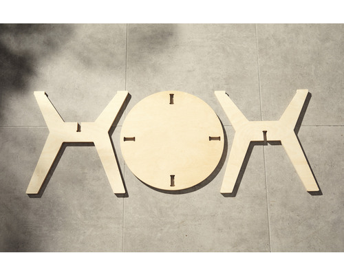 Pièces détachées d''une table en bois comprenant un plateau de table rond et deux pieds de table