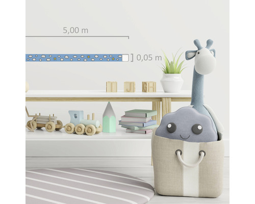 Kinderzimmerdekoration mit Bordüre, Spielzeug und Teppich