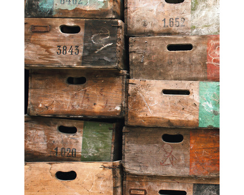 Pile de vieilles caisses en bois avec poignées et numéros imprimés