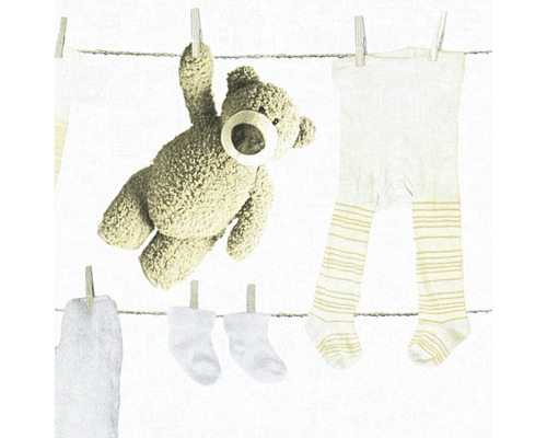 Illustration d''articles pour enfants tels que collants, chaussettes et ours en peluche sur une corde à linge
