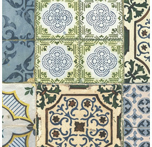 Nahaufnahme von unterschiedlich gemusterten Fliesen