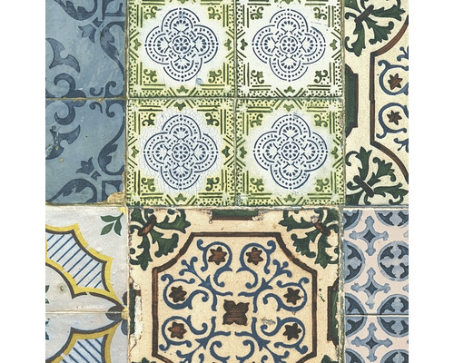 Nahaufnahme von unterschiedlich gemusterten Fliesen