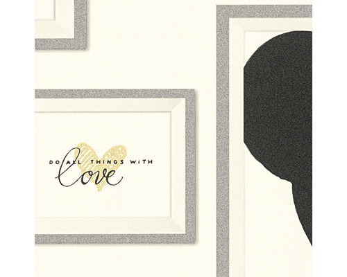 Mehrere gerahmte Bilder an einer Wand mit den Aufschriften Tue all Dinge mit Liebe und einem abstrakten Druck