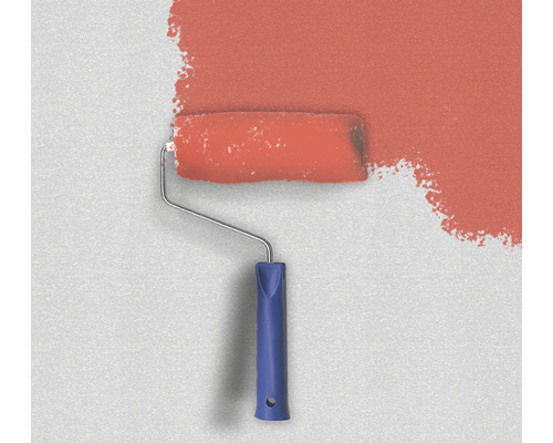 Farbroller mit Farbe an einer Wand