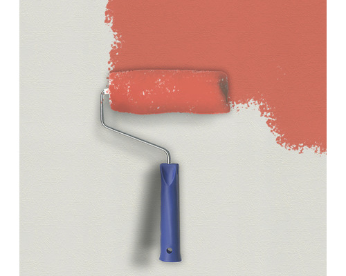 La peinture est appliquée sur un mur avec un rouleau à peinture.