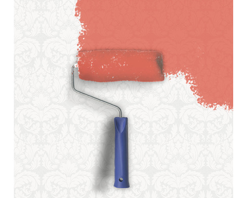 Farbe wird mit einer Farbwalze auf eine gemusterte Wand aufgetragen.