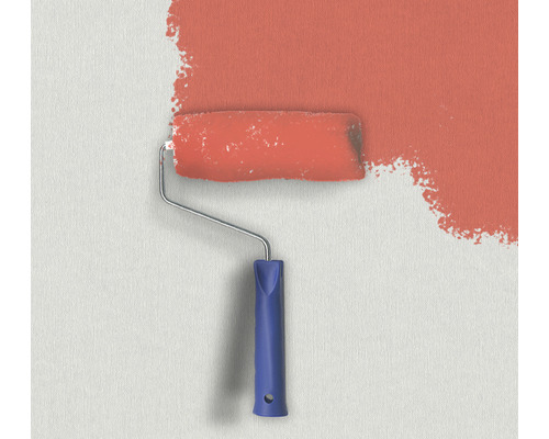 Rouleau de peinture avec de la peinture sur le mur