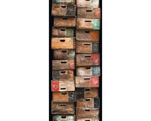 Pile de vieilles caisses en bois avec des marques et des poignées