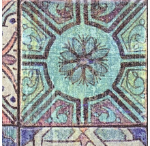 Detailansicht einer quadratischen Fliese mit geometrischem Muster und floralem Ornament