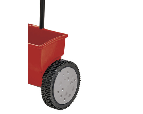 Detailansicht eines Streuwagens mit rotem Behälter und schwarzem Griff