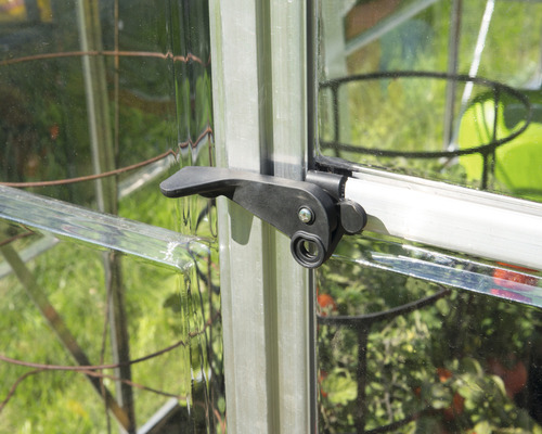 Gros plan d''une fenêtre de serre avec fermeture