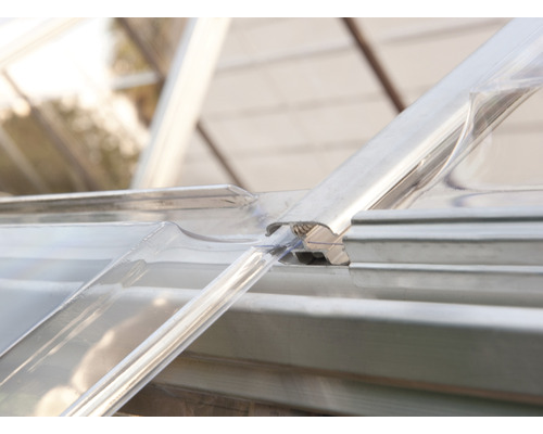 Vue détaillée d''un toit de serre avec des profilés en aluminium et des plaques transparentes