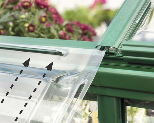 Gros plan sur une armature de serre avec des panneaux transparents