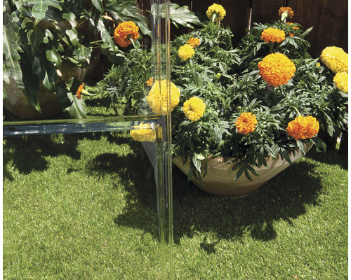 Scène avec gazon synthétique et fleurs en pot