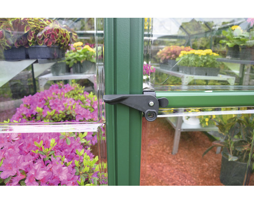 Vue détaillée d''une serre avec poignée de porte et plantes à l''intérieur