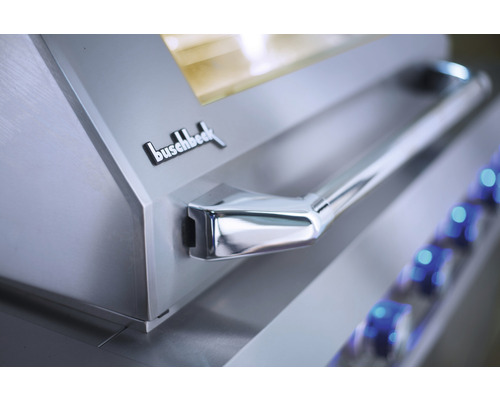 Detailansicht eines Buschbeck Grills mit Griff und Logo