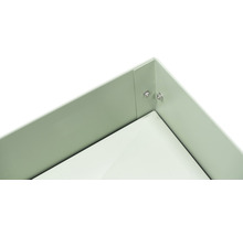 Detailaufnahme eines Hochbeets aus Metall mit Schrauben
