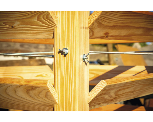 Vue détaillée d''une construction en bois avec des écrous à oreilles et des câbles métalliques.