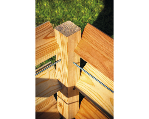 Vue détaillée d''un poteau en bois avec des lattes en bois et des chevilles métalliques