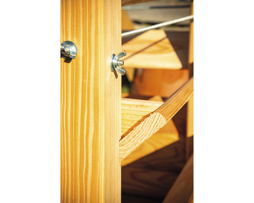 Detailaufnahme einer Holzkonstruktion mit Flügelmutterbefestigung