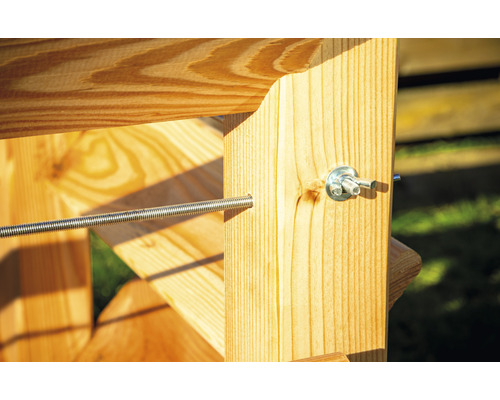 Vue détaillée d''une structure en bois avec tige filetée et vis de fixation.