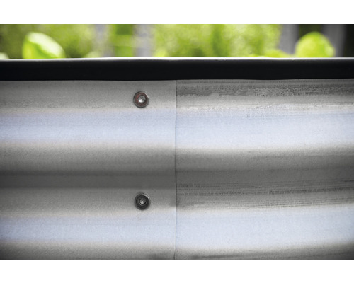 Vue détaillée d''un potager surélevé en métal avec vis