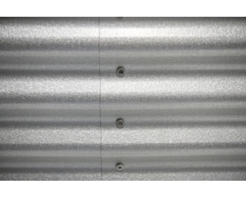 Vue détaillée d''une façade en tôle ondulée avec vis de fixation