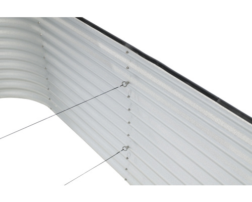 Vue détaillée d''un potager surélevé en métal avec des œillets