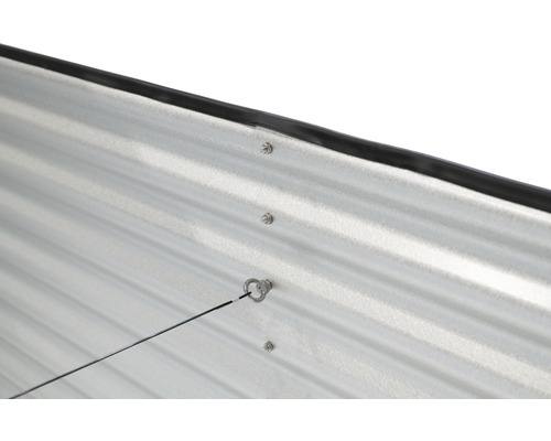 Vue détaillée d''un mur de parterre surélevé avec des vis et un œillet