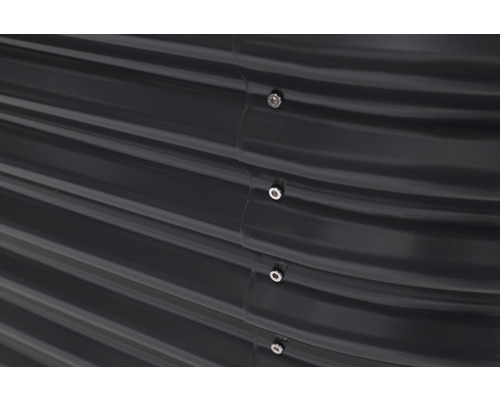 Gros plan d''un potager surélevé en métal avec des vis