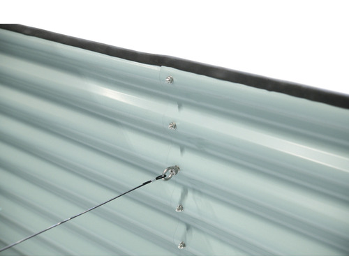 Vue détaillée d''une paroi de cabanon de jardin en métal avec vis et oeillet