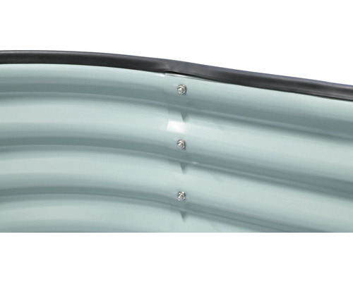 Vue détaillée d''un potager surélevé en métal avec des vis