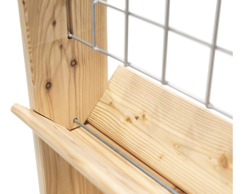 Vue détaillée d''un bac à plantes en bois avec grillage