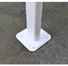 Vue détaillée d''un poteau de clôture blanc avec une plaque de base carrée pour la fixation