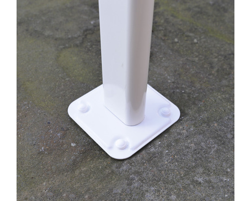 Vue détaillée d''un poteau de clôture blanc avec une plaque de base carrée pour la fixation