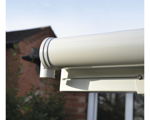 Gros plan d''un store banne avec tuyau de descente et équerre de montage.