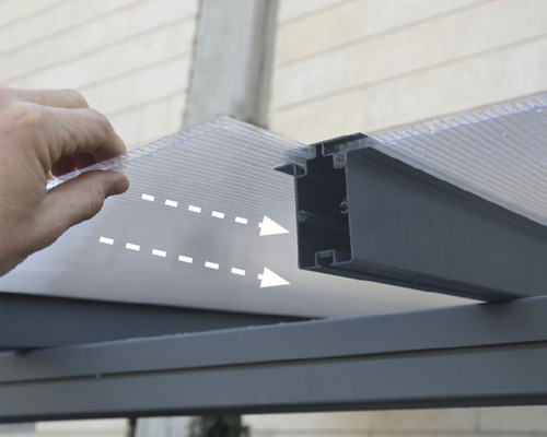 Installation d''une plaque alvéolaire dans un profilé pour toitures de terrasse