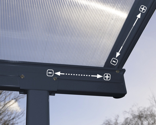 Vue détaillée d''un toit de terrasse avec plaques en polycarbonate et marquages pour les dimensions