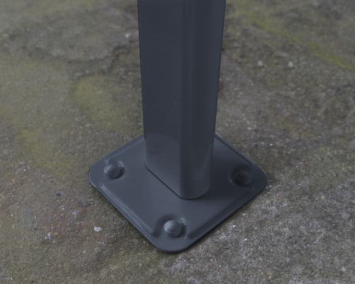 Poteau métallique avec platine de montage