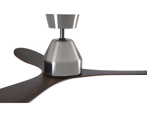 Deckenventilator mit braunen Flügeln und silberfarbenem Gehäuse