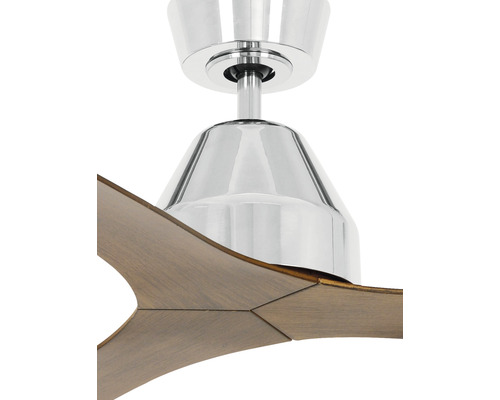 Detailaufnahme eines Deckenventilators mit Holzflügeln und Metallgehäuse