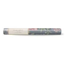 Un rouleau de papier peint fin Laura Ashley avec un motif floral.